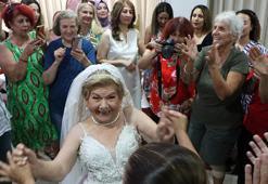 Adana'da gelinlik giyme hayalini 'damatsız' gerçekleştiren yaşlı kadından acı haber! Huzurevinden çıktı 'bakkala gideceğim' dedi