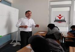 Belediye başkanından İngilizce eğitim: Ücretsiz her gün derse katılıyor