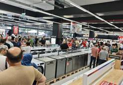 Bu izdiham İPhone için! Mağaza önünde uzun kuyruklar oluştu, birbirlerinin üzerine atladılar