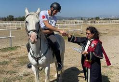 Bursa Uludağ Üniversitesi'nde benzeri görülmemiş mezuniyet! Diplomalarını at üzerinde aldılar