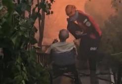 İzmir'deki yangından duygu dolu görüntüler! Evinden çıkamayanlar böyle kurtarıldı