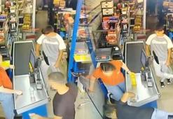 Bursa'da şok görüntüler: Para üstü tartışması kavgaya dönüştü, kadın kasiyere yumruk attı!