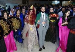 Aşiret düğününde bir ilk: Gelin ve damada takılar bu yöntemle takıldı