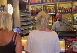 Markete gelen müşterilerini şarkı ve türkülerle karışılıyor! Bursalı esnaf sosyal medyayı salladı!