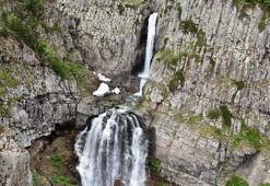 Artvin'in saklı cenneti coştu: Bazgiret Şelalesi ziyaretçilerini büyülüyor!