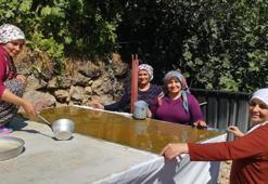 Erzincan'da köylü kadınların gelir kapısı oldu! Bir oturuşta tonlarca yapıp pazarda satıyorlar