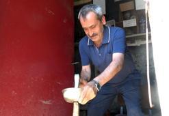 Bir meslek daha tarihe karışıyor: Giresun'un Kazancılar Sokağı'nda son kalaycı zamana direniyor!