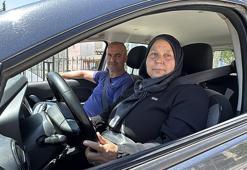 55 yaşındaki kadın, 2 dosya yaktı 12. sınavda ehliyet almayı başardı