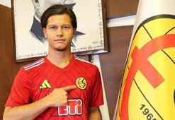 Eskişehirspor bir şampiyonu daha renklerine bağladı