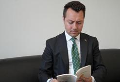 36 yaşında 8 üniversite bitirdi, 9 şiir kitabı yazdı! Bayburt'un 'Dahi Müdürü' gençlere ilham oluyor