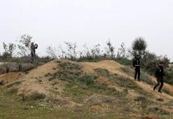 Köylüler cesaret edip bakamadı: Adana'da polis kazı yerindeki oyuğun içinde gördü! 26 adet ortaya saçıldı