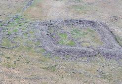 Van'da tarih yeniden yazılacak! 3 bin rakımlı yaylada 50 odalı kale ve sur bulundu