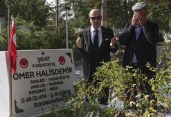 Emekli Korgeneral Zekai Aksakallı, şehit Ömer Halisdemir'in mezarını ziyaret etti