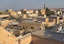 Aynı dizilerdeki gibi! Mardin'in eşsiz güzelliği sıcağa rağmen turist akınına uğruyor
