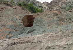 Artvin'in bu köyünde insanların başına taş yağıyor! Evlerde büyük hasar oluştu