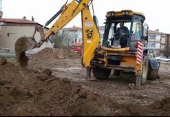 Kepçe operatörünün kovasına takıldı: Sivas'ta nehir kumundan hazine çıktı!