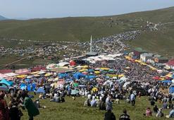 Kadırga Yaylası'nda gelenek bozulmadı: Üstü açık camide namaz kılındı, horon oynandı