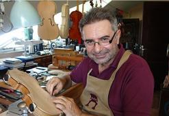 Trabzon'da büyük başarı hikayesi! Kemancılara kızıp hobi olarak üretimine başladı, şimdi yurt dışından siparişler alıyor