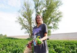 Masa başı işi bırakıp köyüne döndü! Şimdi ekmeğini topraktan kazanıyor