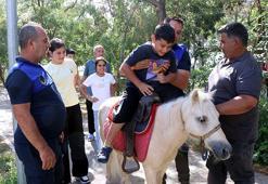 Van'da atlara zabıtalardan çok çocuklar biniyor! Edremit sahili şenlendi
