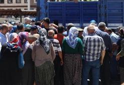 Adana'da tam 20 ton ürünü bedavaya dağıttı! Vatandaşlar sıraya girmeden daldı