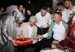 Türkiye de bir ilk! Personelinin düğün kınasını belediye başkanı yaktı