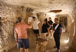 Kapadokya'da buraya giren çıkmak istemiyor! Dışarda 35 derece havaya meydan okuyor
