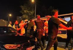 Bursa'da gençler arasındaki kavga kamerada... Polis biber gazı sıktı, gözaltına aldı
