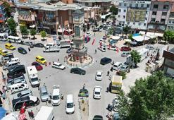 Tatilciler rotayı bu ilçeye çevirdi: Ne deniz var ne de yayla! Nüfus 4'e katlandı, iki araçtan biri yabancı plakalı...