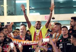 Türk futbol tarihinin en büyük transferi İstanbul'da! Taraftardan Osimhen'e coşkulu karşılama