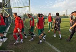 Bursaspor hazırlık maçında olay! Enes Çelik patladı, saha içine girdi: Takımı çekin