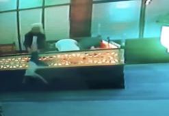Cami güvenlik kamerasından inanılmaz görüntüler: İmam çocuğu havada kaptı!