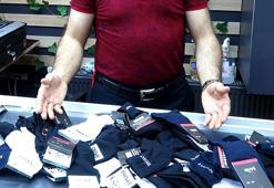 Erzurum&#39;da manava bırakılan sırlı &#231;oraplar sahibini bekliyor! Yaşlı kadın getirip ortadan kayboldu