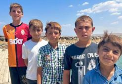 Van Gölü'ne girenler gözlerine inanamıyor! Çocukların saçları altın rengine döndü: 'Kışın Ronaldo, yazın Osimhen'iz'