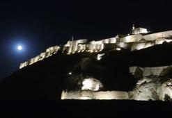 Van semalarında dolunay ve tarihi kale manzarası mest etti