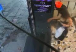 Kıskanç kadın Taksim'de terör estirdi! Sevgilisi dahil 3 kişiyi bıçakladı