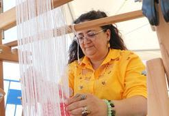 Evdeki atık kumaşlardan yapıyor! Eski tişörtler onun elinde yeniden hayat buluyor