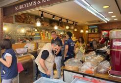 Kuru yemişçide kilolarca böceklenmiş ürün imha edildi