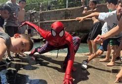 Örümcek Adam Diyarbakır'da! Anzele suyunda çocuklar ile serinledi