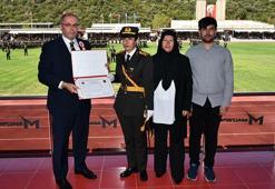 Şehit Ömer Halisdemir'in kızı Elif Nur, İzmir'de teğmen oldu