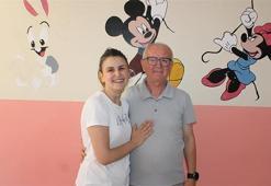 Sıradan bir koridordu… Ta ki onlar gelene kadar! Baba-kız çocukların kalbine dokundu