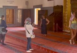 Van'da tarihi camiyi uygunsuz kıyafetlerle ziyaret eden turistlere tepki! Minber önünde kısa şortlu poz verdiler