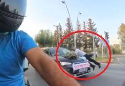 Bahşiş için canını hiçe saydı! Metrelerce koşup, gelin arabasının kaputuna atladı