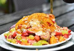 Saray mutfağından ilhamla hazırlanıyor! Ballı-kaymaklı meyve ile sofralar tatlandırılıyor