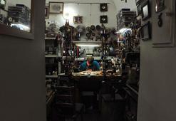 Küçük bir merak onu bu sanatın son ustalarından biri yaptı! Ahşaba ve inciye hayat veriyor