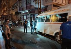 Adana'da dolmuşa silahlı saldırı! Sürücü yaralı halde 600 metre sürdü ama kurtarılamadı