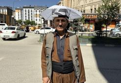 20 yıldır kafasında şemsiye ile geziyor! Hakkari'de ilginç görüntü