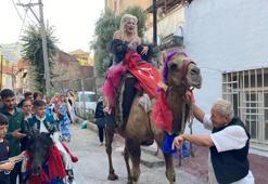 Bursa'da ilginç görüntüler! Oğlunu sünnet ettiren kadın deveye bindi
