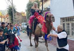 Böyle sünnet düğünü görülmedi! Anne deveye, çocuğu midilliye bindi!