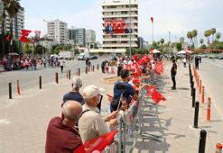 Adana'da Zafer Bayramı coşkusu, 41 derecelik sıcaklığa yenik düştü: Meydanlar boş kaldı